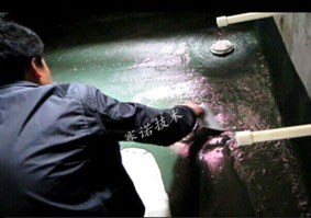 改性MD聚合物防水涂料施工采用刮板进行卫生间防水施工
